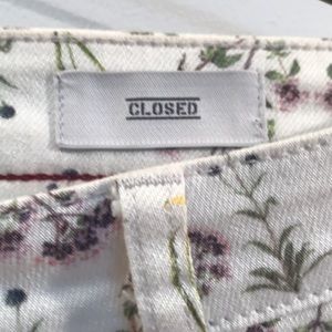 Wild Flowers Anthropologie Closed Jeans. Sz 26.
Beautiful and perfect for spring